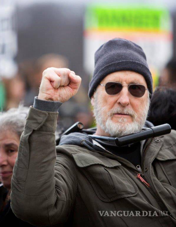 $!James Cromwell es detenido por alterar el orden público