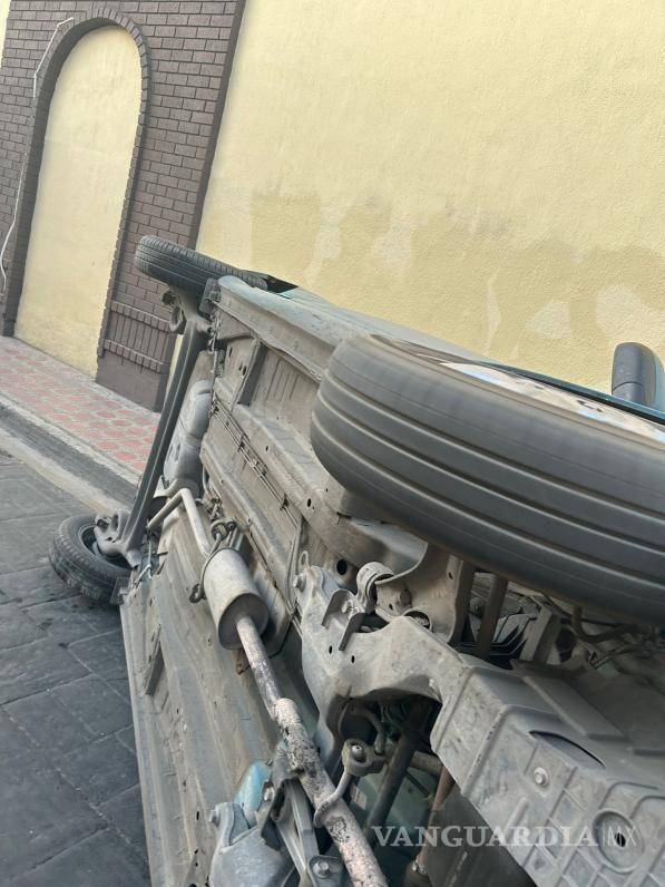 $!El Chevrolet Beat yacía volcado tras el impacto, mostrando los estragos del accidente en el centro de Saltillo.
