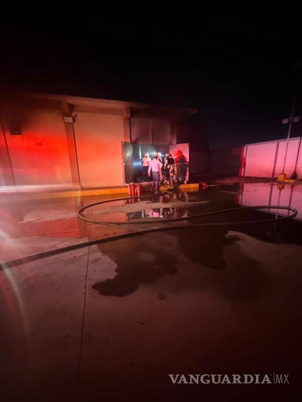 $!Incendio en subestación de la CFE moviliza a bomberos y rescatistas en NL
