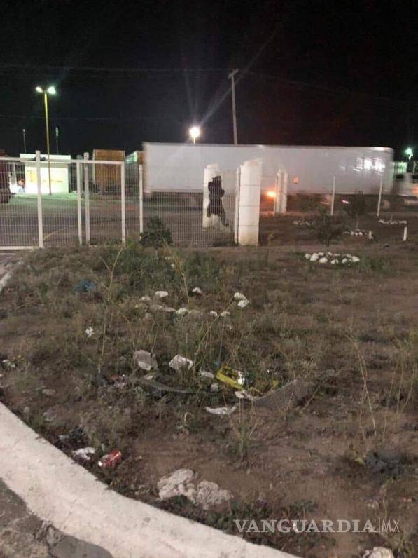 $!Entre varios policías cargaron al oso que resultó ser un joven, ni cachorro ni adulto.