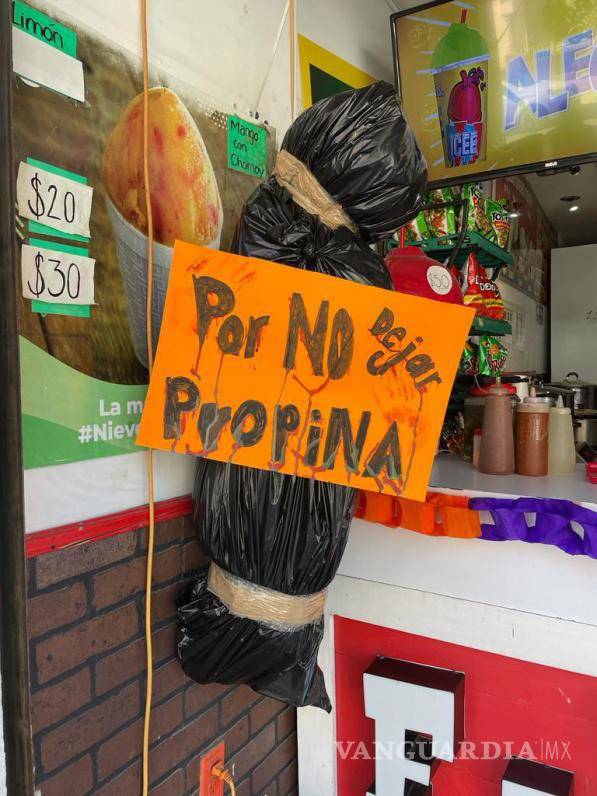 $!Los jóvenes empleados del lugar señalaron que la idea fue suya y lo consideraban algo chusco y de risa.