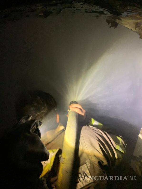 $!Personal de Bomberos y Protección Civil de la ciudad, que se encontraba cerca del lugar, fue alertado sobre la intensa columna de humo que salía de la propiedad.