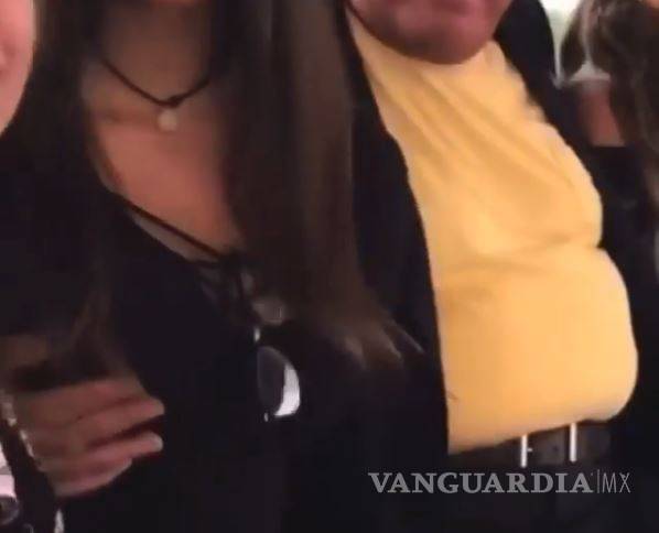 $!Captan a Vicente Fernández toqueteando a una joven