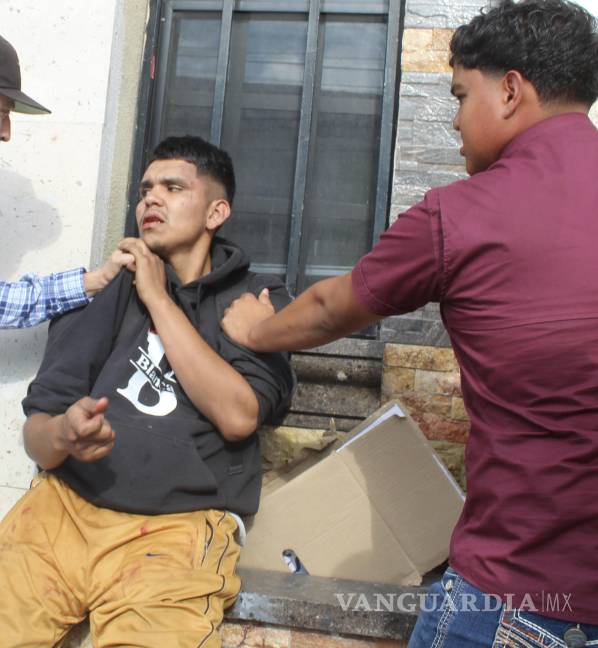 Acusan a joven de robo de calzado en Provivienda, en Saltillo; vecinos lo golpean antes de ser detenido