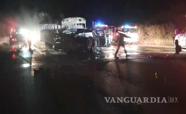 $!Cuerpos de emergencia y corporaciones de seguridad acudieron al sitio para atender la emergencia en la carretera Palaú-El Sauz.