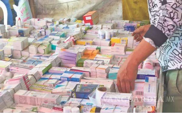 $!Tianguis ilegal... el mercado negro de medicinas amenaza la salud en México