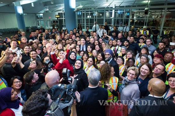 $!Primer ministro canadiense recibe a refugiados sirios