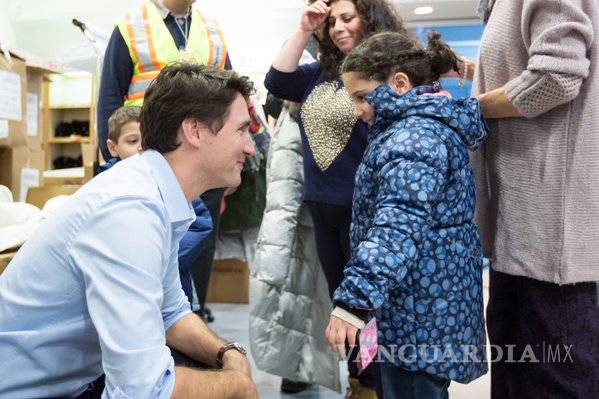 $!Primer ministro canadiense recibe a refugiados sirios