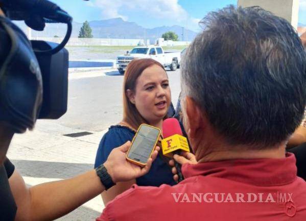 $!La alcaldesa de Arteaga, Ana Karen Sánchez Flores, durante una entrevista con medios de comunicación.