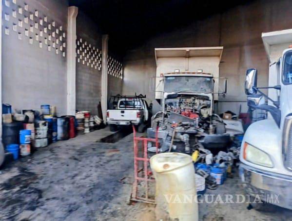 Fiscalía catea taller, tras incendio que calcinó más de 20 autos y dejó tres heridos, en Nuevo León