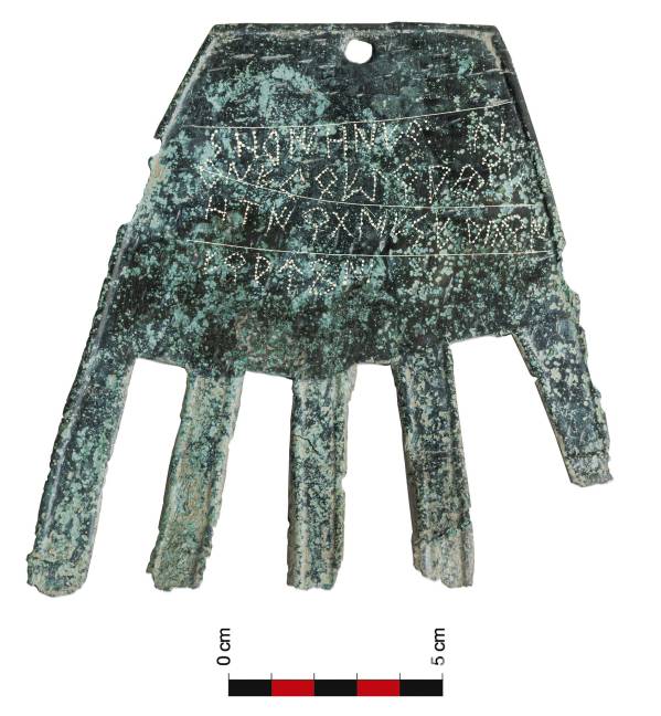 $!Una pieza plana de bronce con forma de mano humana exhibida en la región de Navarra.