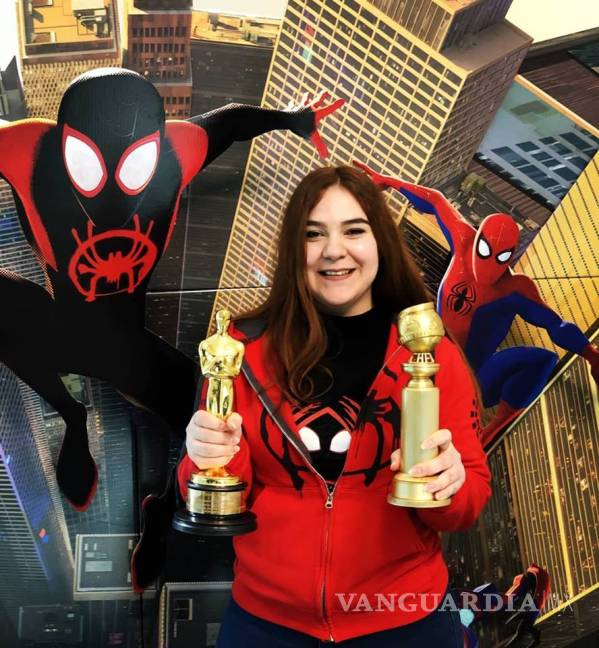 $!Lagunera muestra Oscar y Globo de Oro que ‘ganó’ por ‘Spider-Man Into The Spider Verse’