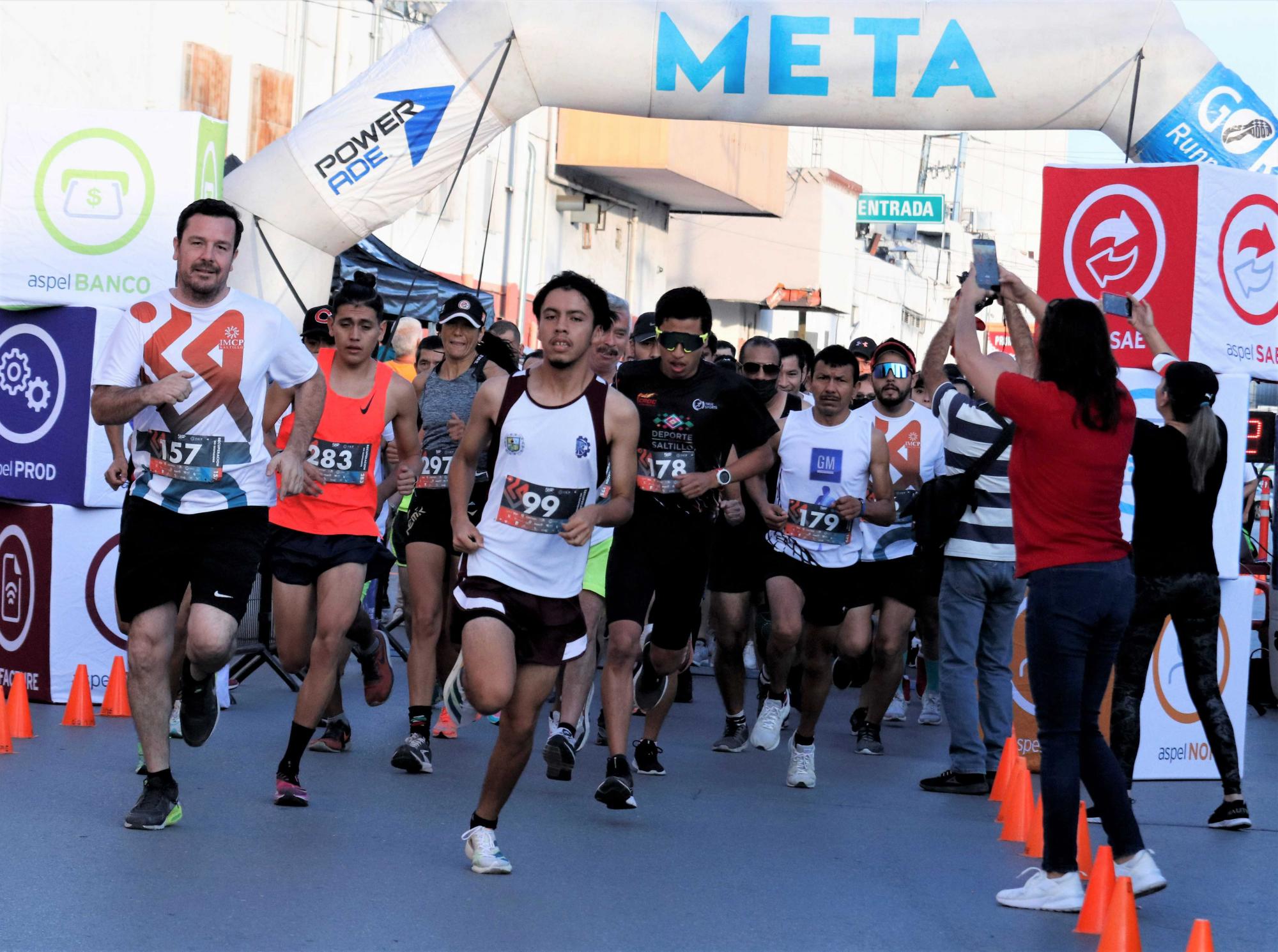 Corren en la 5 K del Colegio de Contadores Saltillo 2022. Noticias en tiempo real