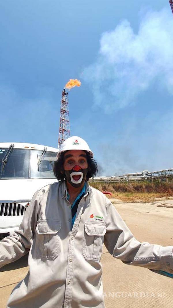 $!‘Tara tara, la guitarra’, AMLO y Cepillín se encuentran en el AICM