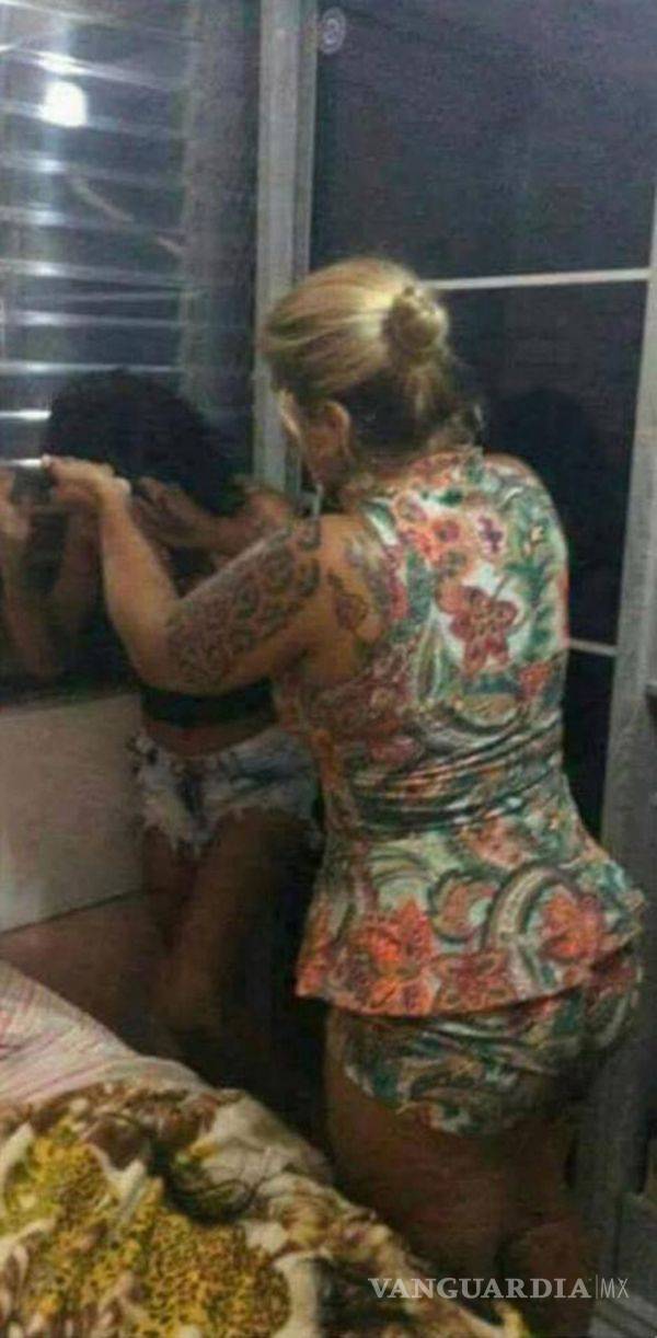 $!Mujer golpeó, le cortó el cabello y paseó desnuda por la calle a la amante de su marido