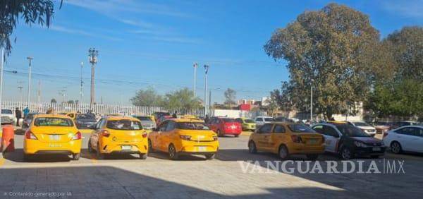 $!La caravana de taxis avanzó por las principales avenidas como parte de la jornada de protesta.