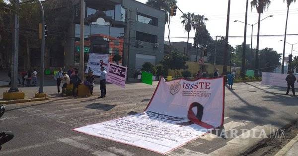 $!Trabajadores del ISSSTE protestan contra recortes de personal