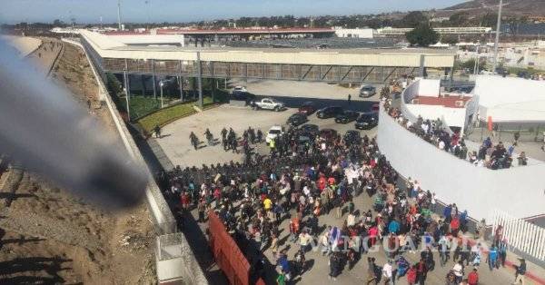 $!Cierran Garita de San Ysidro tras irrupción de migrantes en Tijuana