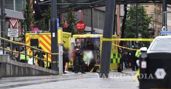 $!De nuevo cae el terror en Manchester; 5 heridos por hombre con cuchillo fuera de centro comercial