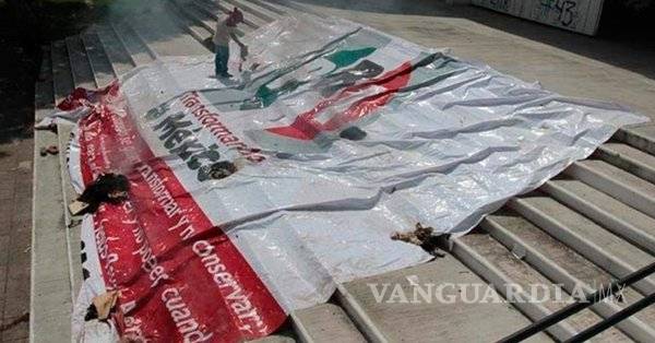 $!Con fuego y balas atacan oficinas del PRI en Chiapas