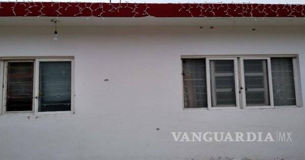 $!Comando armado ataca casa de fundador de autodefensas en Michoacán; quema autobús para que no los sigan