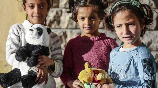 $!&quot;Traficante de juguetes&quot;: Hombre lleva pelotas y muñecas desde Finlandia a niños de la guerra en Siria