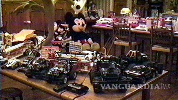 $!Lo que ocultaba Michael Jackson tras un armario: juguetes para niños y una foto de 'mi pobre angelito'