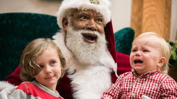 $!Centro comercial de EU le da la bienvenida a un Santa Claus negro