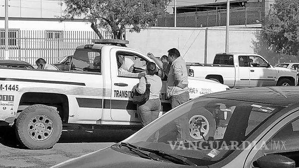 $!Por escapar de multa, #ladycafre le aplasta pies a policía y choca en Saltillo