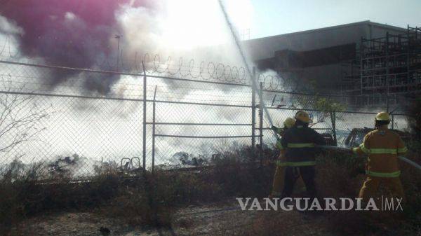 $!En Región Sureste de Coahuila incendio arrasa con bodega de la empresa John Deere