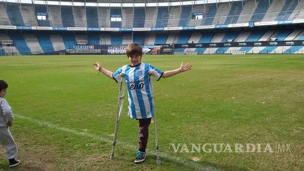 $!Niño presta muleta a su amigo para poder ver un partido de futbol