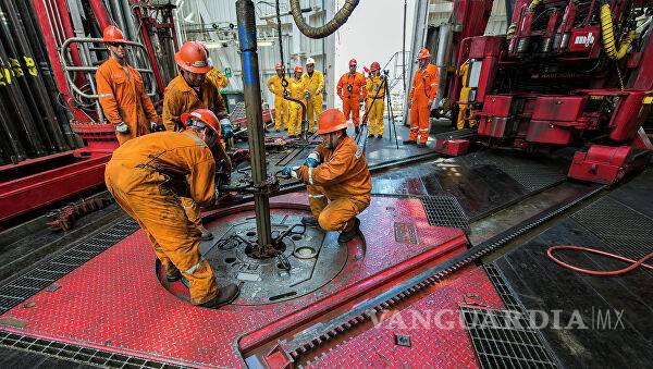 Repunte del crudo beneficia al fisco, pero presiona a consumidores