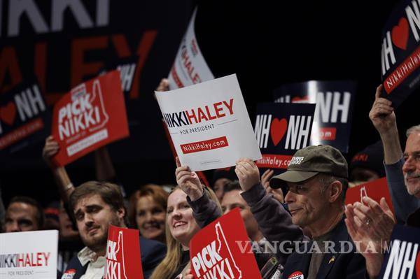 $!Partidarios de la candidata republicana a la presidencia, Nikki Haley, durante un mitn en la escuela secundaria de Exeter en Exeter, New Hampshire.