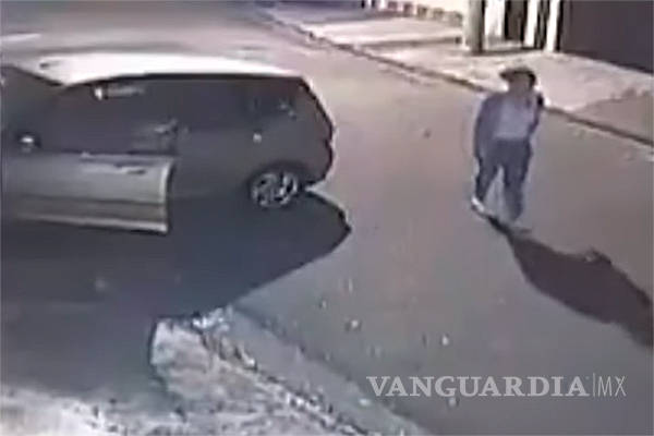 $!A balazos, mujer espanta a asaltantes y evita que le roben su camioneta (video)