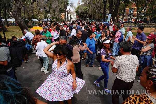 $!‘¡Déjame bailar!’, dicen a Sandra Cuevas los vecinos de Santa María la Ribera