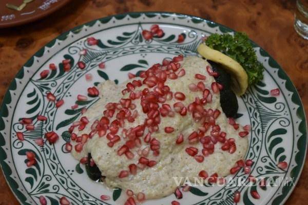 $!Los chiles en nogada, creados en Puebla, representan los colores del Ejército Trigarante y la independencia de México.