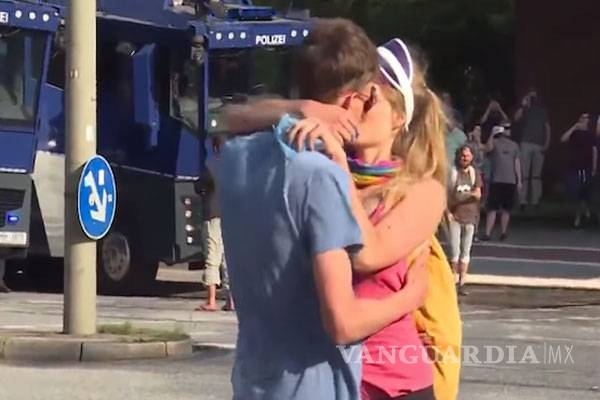 Se besan durante protestas del G20 y los separan con cañón de agua (VIDEO)