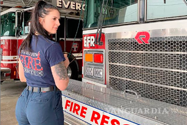 $!Una bombera pierde su empleo por sus “ardientes” fotos, asegura que es sexismo