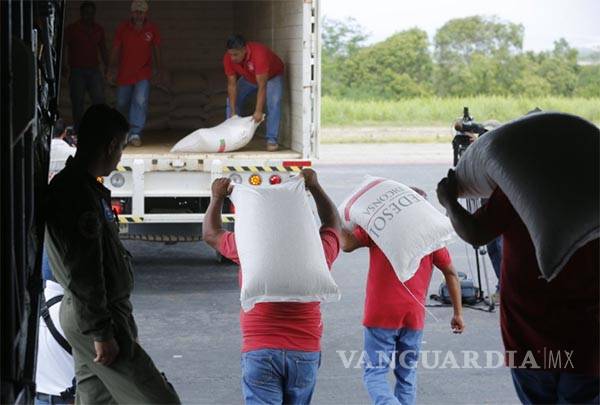 $!Llega avión de Sedena con 18 toneladas de maíz a Oaxaca