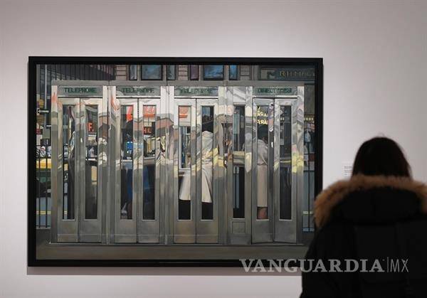 $!Un visitante observa la obra Cabinas Telefonicas, de Richard Estes (1967) de la exposición Arte americano en la colección Thyssen. EFE/Victor Lerena
