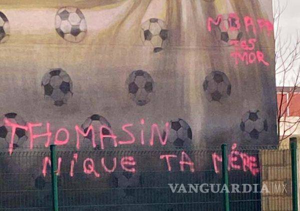 $!“Mbappé estás muerto” y “Thomassin f*ll*t* a tu m*dr*” fueron algunos de los mensajes amenazadores en el mural FOTO: ESPECIAL