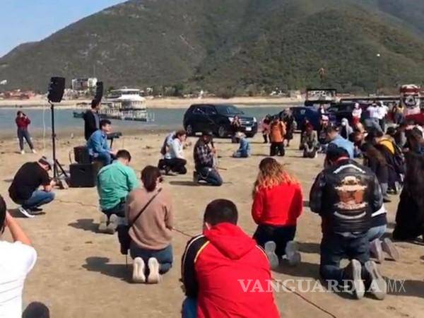 $!Habitantes de Santiago Nuevo León, rezan en presa de la boca por sequía.