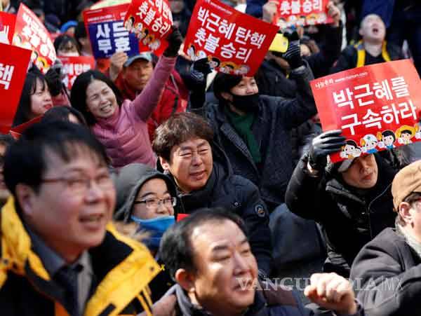 Se enfrentan simpatizantes y opositores por destitución de presidenta surcoreana
