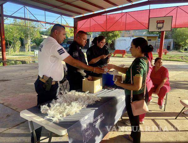 $!En acto de apoyo, oficiales entregaron desde agua y víveres, a insumos para fumigación y limpieza.