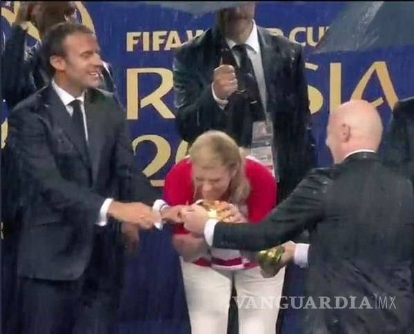 $!Empapada pero sonriente, la presidenta croata gana admiradores en la final de la Copa del Mundo