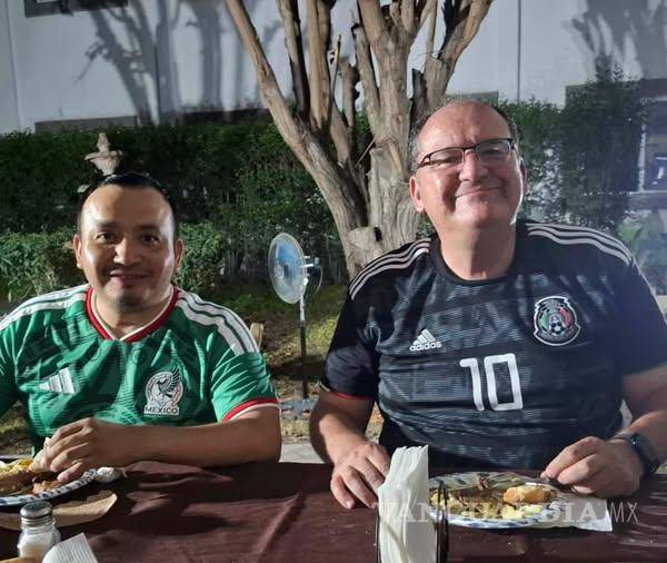 $!El Obispo (Derecha) celebró el triunfo de la Selección Mexicana contra Corea del Sur.