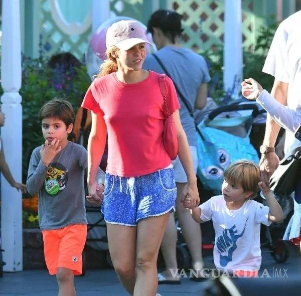 $!Captan a Shakira paseando con niños... sin brassier