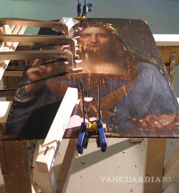 $!El cuadro “Salvator Mundi”, pintado por Leonardo Da Vinci en torno al año 1500, durante el proceso de restauración que llevó a cabo la conservadora Dianne Modestini. EFE/Robert Simon/Fondazione Cinema per Roma