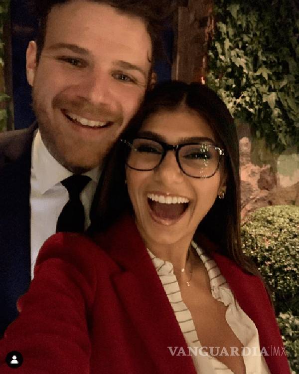 $!¡La ex porno estrella Mia Khalifa se casa!, y ya presume el anillo