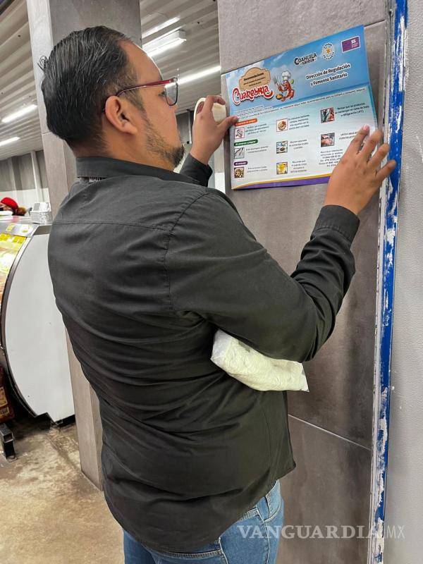 $!Inspectores de la Secretaría de Salud de Coahuila recorren restaurantes, pescaderías y centros comerciales para garantizar que los productos pesqueros cumplan con las normas de higiene.